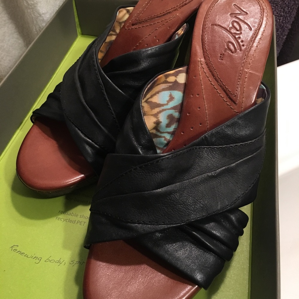 black leather heels ‘Willa’ style by Naya